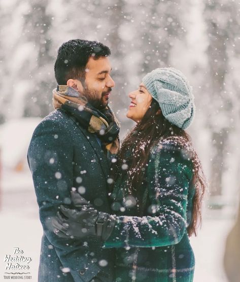 Snow-Clad Winter Themed Pre-Wedding Shoot Ideas - ShaadiWish Snow Poses For Couples, Kashmir Pre Wedding Shoot, Outfits Refrence, Snow Couple Photoshoot Photo Ideas, Kasmir Photography, Manali Outfits, Winter Portraits Photography, Proposal Shoot, Holiday Goals