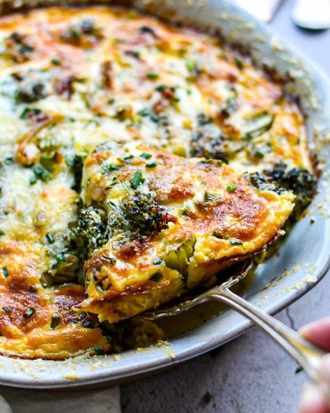 Easy Broccoli Cheddar Crustless Quiche - UncomplicatedChef Broccoli Cheddar Quiche, Zucchini Corn, Broccoli Quiche, Easy Broccoli, Brunch Items, Green Bean Salads, Frittata Recipes, Crustless Quiche, Fun Salads