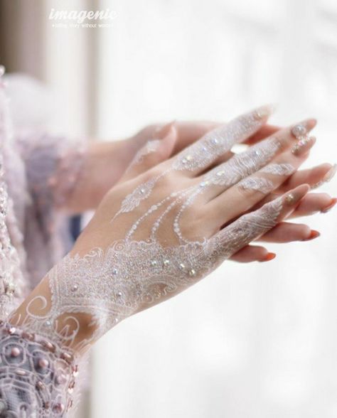 Henna Putih Pengantin Simple, White Henna Wedding Simple, Henna White Wedding, Henna Wedding Putih, Henna Bts, White Wedding Henna, Henna Nikah, White Henna Designs, Henna Style Tattoos