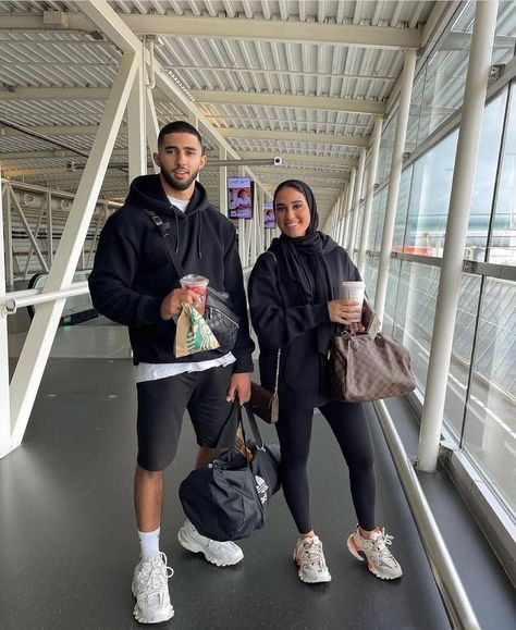 Muslim Couple Outfit, Couple Airport Outfit, Modest Couple, Family Islam, Couple Halal, Airport Aesthetics, Singapore Trip, Summer Boots Outfit, Couple Fits