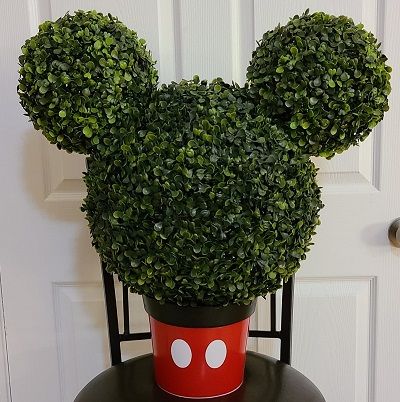 Mickey Mouse Floral Arrangements, Mickey Mouse Topiary, Mickey Topiary Diy, Disney Topiary, Disney Apartment, Mickey Decor, Disney House Ideas, Disney Themed Rooms, Mickey Decorations