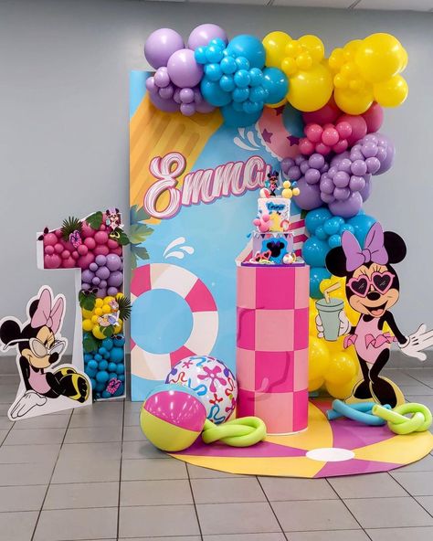 Cake Tables Miami on Instagram: “MINNIE MOUSE POOL PARTY! 🎀 Our client wanted a separate mini set up area to showcase this beautiful cake. This is one of our favorites…” Mickey Mouse Swimming Party, Minnie Pool Party Cake, Minnie Summer Birthday, Minnie Mouse Pool Party Decorations, Mini Mouse Pool Party Ideas, Summer Minnie Mouse Party, Minnie Mouse Pool Party Cake, Minnie Mouse Summer Birthday Party, Minnie Mouse Beach Party