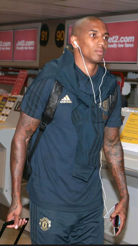 Ashley Young📸 United squad head to Switzerland #COMEONUNITED Ashley Young, Champions League, Football Players, Manchester United, Premier League, Switzerland, Manchester, The First, The Unit