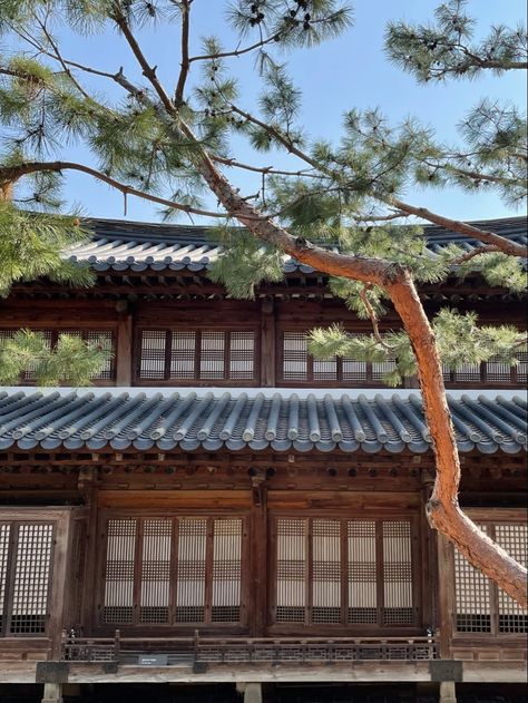 Korean Traditional Royal Palace Korean Palace, Royal Bedroom, Korean Traditional, Royal Palace, Seoul, Palace, Pergola, Outdoor Structures, Mural