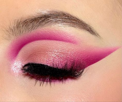 Pink Glam Makeup Hooded Eyes, Fushia Eyeshadow Looks, Pink Sunset Eyeshadow Looks, Hard Eyeshadow Looks, Fushia Makeup Looks, Dark Pink Eye Makeup, Hot Pink Prom Makeup, Pink Eye Looks, Hot Pink Eyeshadow Looks