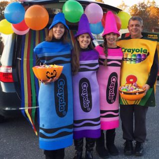 Trunk or treat idea for a family - box of crayola crayons Crayon Trunk Or Treat, Corn Festival, Trunker Treat Ideas, Crayon Costume, Homecoming Floats, Trunk Or Treat Ideas, Book Character Day, Family Box, Women's Conference