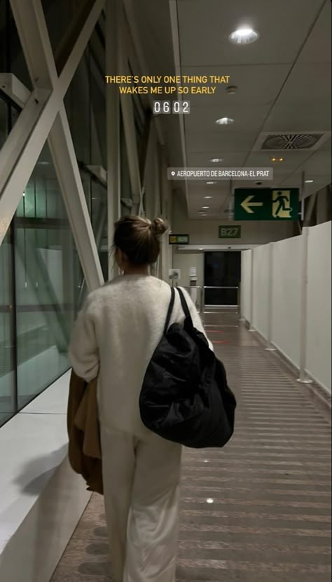 Travel Aesthetic Business, Airport Mirror Selfie, Asthetic Pics Airport, Travel Pic Poses, Morning Flight Instagram Story, Airport Post Instagram, Poses For Airport, Airport Inspo Pics, Caption For Airport Pics