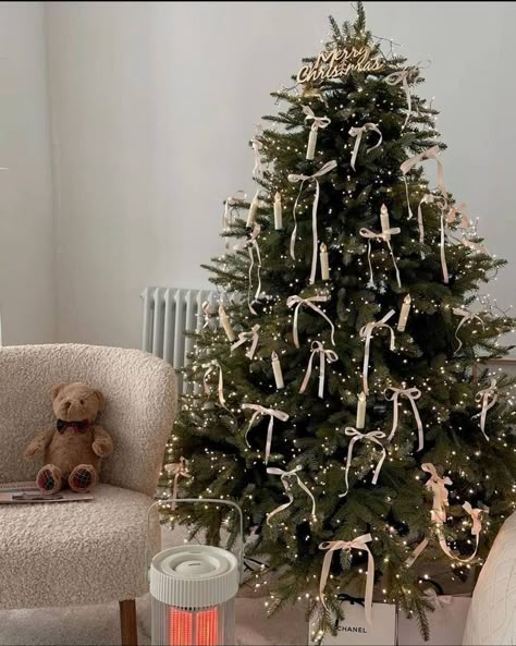 Aesthetic Christmas Tree White, Christmas Decor Ideas Apartment Small Apartment, White Christmas Tree Aesthetic, Christmas Tree Inspo, Christmas Dreaming, Christmas Apartment, Cosy Christmas, Christmas Tree Inspiration, Christmas Themes Decorations