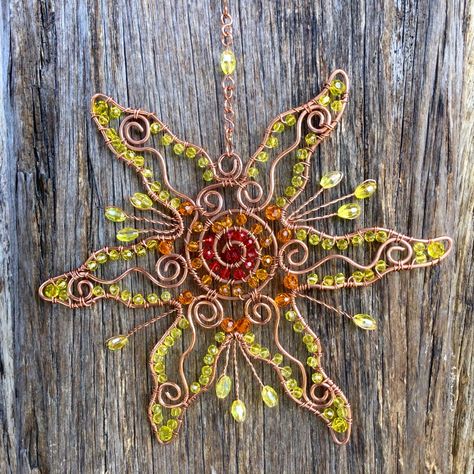 Wire And Bead Art, Beaded Wire Art, Crystal Suncatchers Diy, Glass Bead Crafts, Flower Suncatcher, Copper Wire Art, Diy Suncatchers, Wire Jewelry Patterns, Rainy Day Crafts