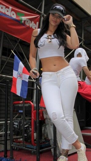 Dominican woman in New York Parade Dominican Parade, Dominican Woman, Dominican Republic Outfits, Dominican Republic Women, Francia Raisa, Aesthetic Clothing Stores, Afro Latina, Early 2000s Fashion, 2000s Outfits