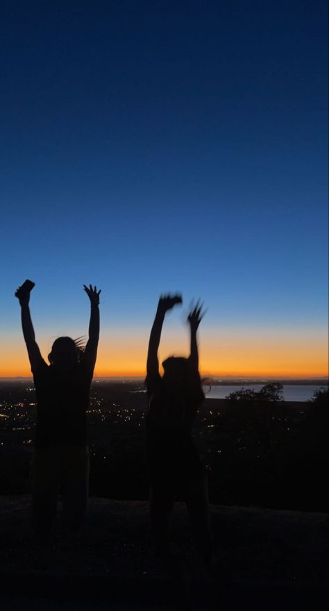 #sunset #aesthetic #bestfriendgoals Sunset Friends Aesthetic, Sunset Aesthetic With People, Sunset Picture Ideas Best Friends, Friends Sunset Aesthetic, 3 Bffs, Beach Sunset Friends Aesthetic, Sunset Girl, Girl Friendship, Best Friends Aesthetic