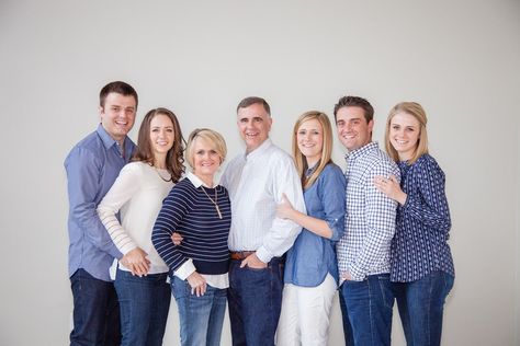 Big Family Photo Shoot Ideas, Adult Family Photos, Large Family Photography, Extended Family Pictures, Large Family Poses, Studio Family Portraits, Family Photo Studio, Extended Family Photography, Family Portrait Outfits