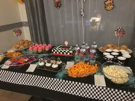 Fnaf Party Favors, Five Nights At Freddy's Food Ideas, Fnaf Birthday Party Ideas Food, Fnaf Party Food Ideas, Fnaf Themed Snacks, Fnaf Bday Party Ideas, Fnaf Food Ideas, Fnaf Diy Decor, Fnaf Party Ideas