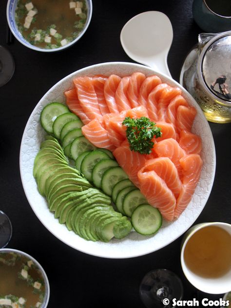 Salmon Sashimi Bowl, Salmon Sushi Bowls Healthy, Salmon Bowl Sushi, Crispy Salmon Sushi Bowl, Salmon Poke Bowl Aesthetic, Salmon Sushi Bowl, Salmon Poke Bowl Recipe, Sashimi Bowl, Cooking Sushi