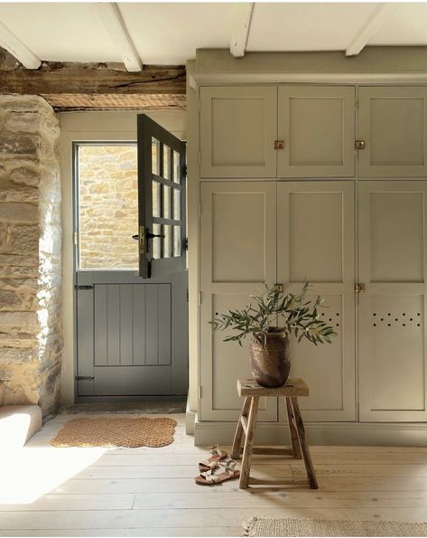 English Countryside House Exterior, English Farmhouse, English Cottages, European Farmhouse, Casa Country, Mudroom Design, Blue Cottage, Cottage Interior, Butler Pantry