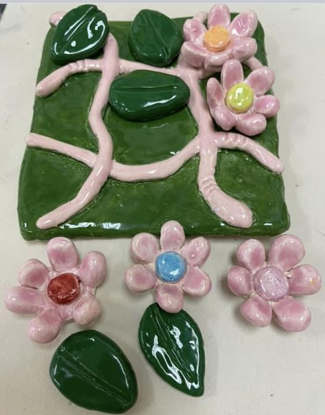 School Pottery Projects, Slap Clay Ideas, Ceramic Project Ideas High School, Ceramic Tic Tac Toe Board Ideas, Clay Tiktaktoe Board, Kids Ceramics Projects, Ceramic Tic Tac Toe, Clay Tic Tac Toe Board, Beginner Clay Projects