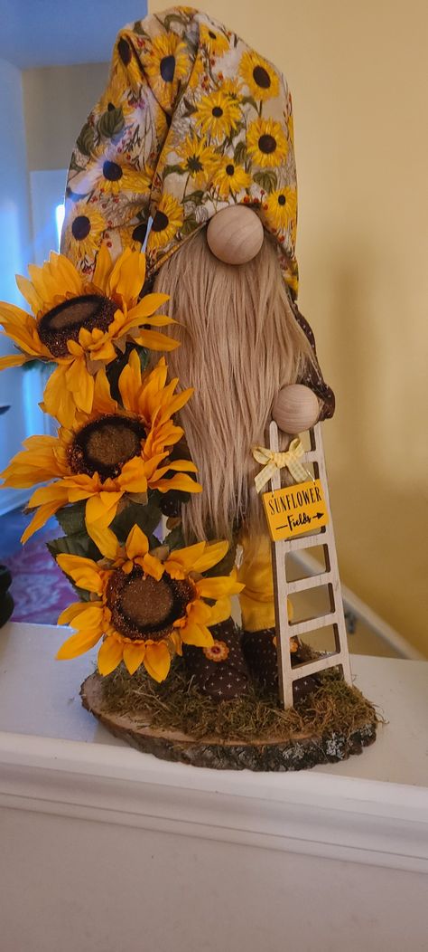 Sunflower Gnomes, Diy Sunflower, Bee Gnome, Sunflower Crafts, Honey Bee Decor, Nordic Gnomes, Gnomes Diy, Diy Dollar Tree Decor, Diy Gnomes