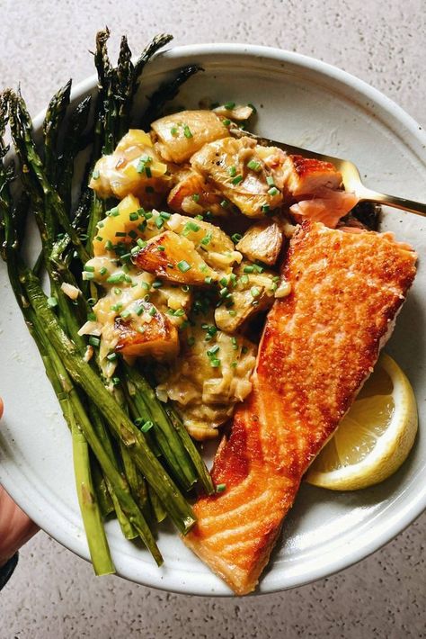 Spring Salmon with Creamed Leeks, Potatoes, and Asparagus | Pinch of Yum | Bloglovin’ Leek Sauce, Salmon Roasted, Lindsay Ostrom, Potatoes And Asparagus, Leek Recipes, Oven Roasted Asparagus, Creamed Leeks, Fried Salmon, Spicy Salmon