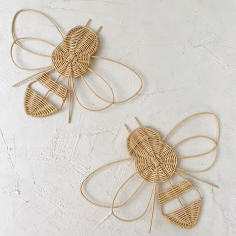 Bee Sculpture, Come Intrecciare, Craft App, Basket Weaving Diy, Basket Weaving Patterns, Boho Crafts Diy, Willow Weaving, Traditional Wall Art, Bee Wall