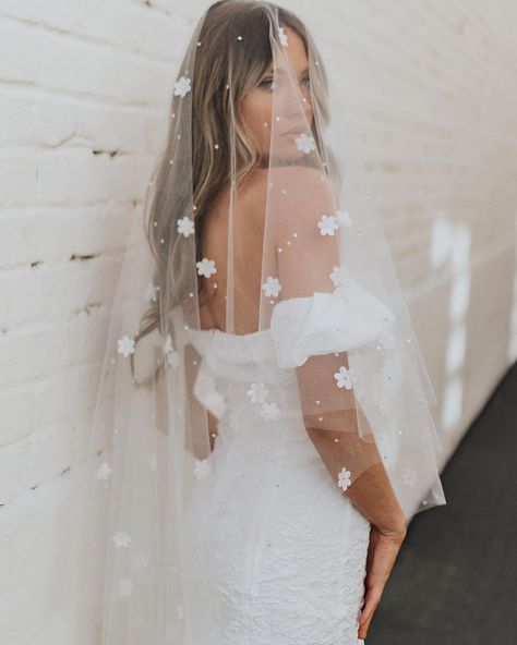 Untamed Petals by Amanda Judge (@untamedpetals) posted on Instagram: “It’s all in the details 💫 #elopementstyle #bridalveil” • Apr 27, 2022 at 7:41pm UTC Untamed Petals, Elopement Styling, Wedding Bridal Veils, Ceremony Dresses, Light Ivory, Engagement Outfits, Stylish Wedding, Wedding Veil, Bridal Veil