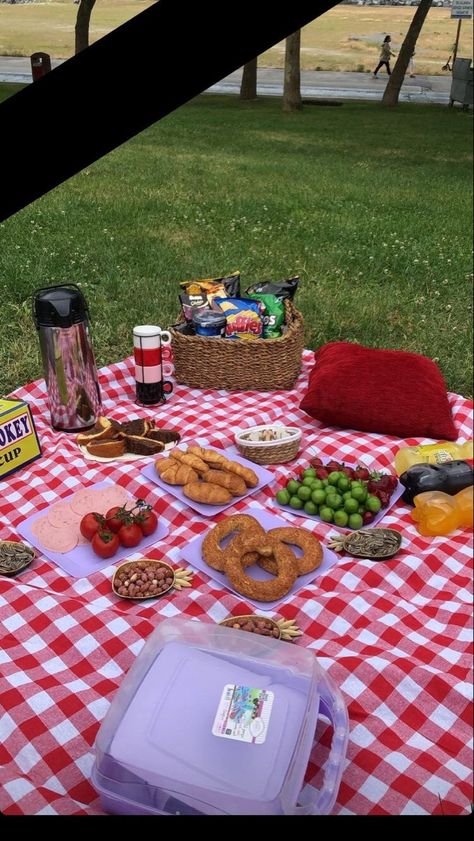 Cottage Core Picnic, Breakfast Picnic, Picnic Date Food, Fried Steak Recipes, Picnic Snacks, Fake Food Props, Turkish Breakfast, Picnic Inspiration, Sleepover Food