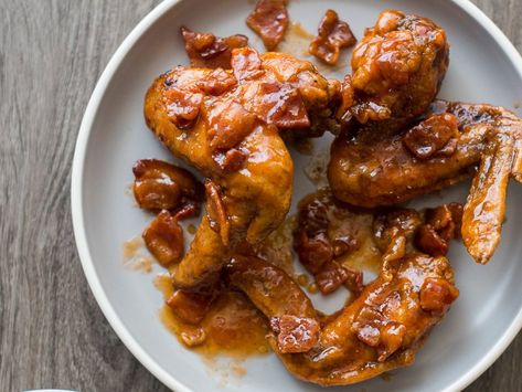 Maple-Bacon Chicken Wings Best Sauce For Chicken, Spicy Sriracha Chicken, Fall Chicken Recipes, Sriracha Chicken Wings, Best Chicken Wing Recipe, Teriyaki Chicken Wings, Glazed Chicken Wings, Bacon Sauce, Chicken Wing Sauces