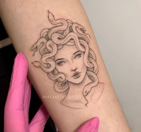 98 Tattoo, Tattoos Motivational, Medusa Tattoo Design, Private Tattoos, Minimalist Tattoo Ideas, Female Tattoos, Tattoo Aesthetic, Medusa Tattoo, Subtle Tattoos