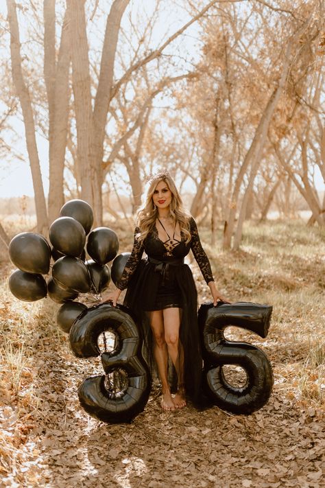 35th Birthday Photoshoot Ideas For Women, 35 Years Photo Shoot Ideas, 40 Year Old Picture Ideas, 30th Birthday Ideas For Women Halloween, Turning 40 Photo Shoot Ideas Outside, 35 Birthday Photo Shoot For Women, 30 Year Old Birthday Photo Shoot, Outdoor Boidour Poses, Birthday Photoshoot For Women