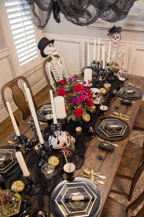 halloween Halloween Dinner Table, Adams Family Halloween, Spooky Dinner, Halloween Table Settings, Halloween Decor Diy, Halloween Tablescape, Themed Dinner, Halloween Party Dinner, Pirate Halloween