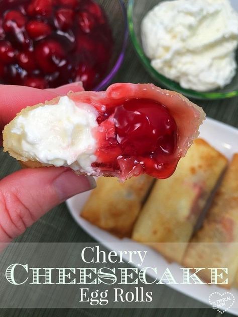 These are amazing!! Just 3 ingredients in these cherry cheesecake egg rolls for dessert or an appetizer!! Dessert Egg Rolls Recipe, Cheesecake Egg Rolls, Egg Roll Recipe, Dessert Design, No Egg Desserts, Warm Desserts, Tarte Fine, Dessert Simple, Egg Roll Recipes