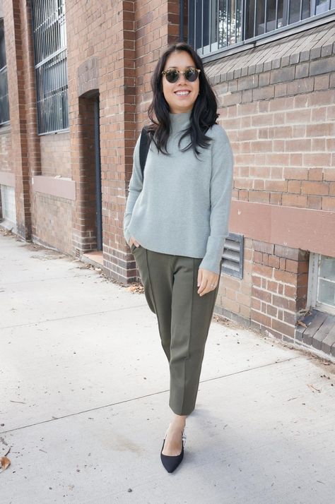 Everlane Dream Pant Review Everlane Dream Pant, Curvy Minimalist Outfit, Everlane Capsule Wardrobe, Everlane Dream Pant Outfit, Everlane Pants, Ladies Pants, Work Fits, Work Uniform, Winter Work