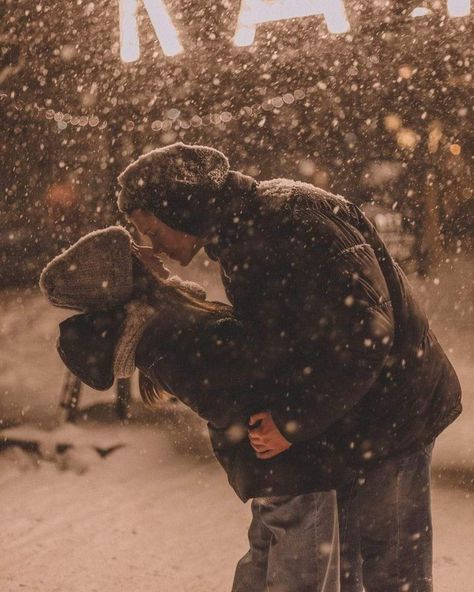 Romantic Snow Pictures, Cozy Winter Photoshoot, Couple Photo Christmas, Couple In Snow Aesthetic, Winter Pictures Couples, Winter Romance Aesthetic, Winter Couple Pictures Aesthetic, Cute Christmas Couple Pictures, Couple Snow Pictures