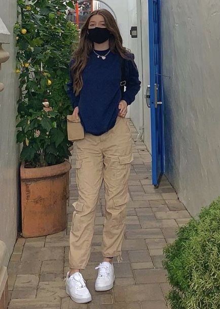 Tan Cargo Pants Outfit Street Styles, Dark Cozy Bedroom, Khaki Pants Outfit, Smart Casual Women Outfits, Cargo Outfit, Outfits Con Jeans, School Uniform Outfits, Color Combos Outfit, Winter Fashion Outfits Casual