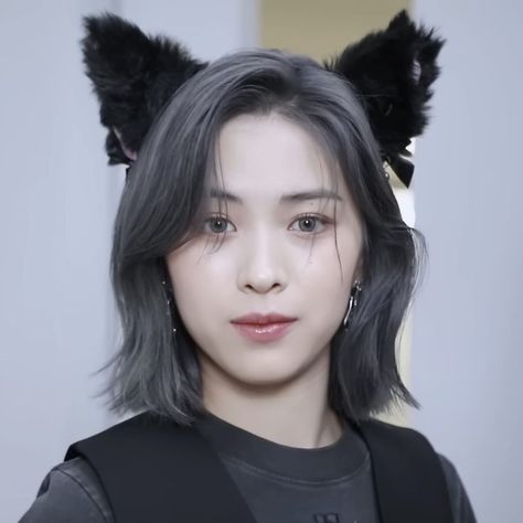 itzy ryujin Itzy Ryujin Short Hair, Ryujin Short Hair, Chuncheon, Itzy Ryujin, Haircut Inspiration, Silver Hair, Short Hair Cuts, Aesthetic Pictures, Short Hair