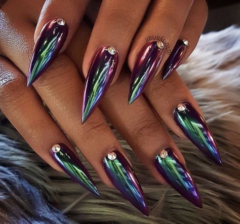 Oil slick chrome holographic stiletto nails Ongles Bling Bling, Red Chrome Nails, Gold Chrome Nails, Unghie Nail Art, Chrome Nail Art, Chrome Nails Designs, Stiletto Nail Art, Colorful Nail, Her Nails