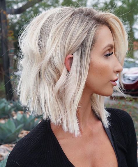 10 Balayage and Ombré Hairstyles for Shoulder-Length Hair 2020 - 2021 Inverted Bob Hairstyles, Medium Bob Hairstyles, Short Blonde Haircuts, Lob Haircut, Short Curly Wigs, Hair Bob, Long Bob Hairstyles, Penteado Cabelo Curto, Short Hairstyle