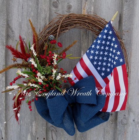 20 Awesome Handmade 4th of July Wreath Ideas Patriotic Flag Wreath, Flag Wreath, Memorial Day Wreaths, Americana Wreath, July Wreath, Patriotic Crafts, Patriotic Flag, 4th Of July Decorations, Theme Color