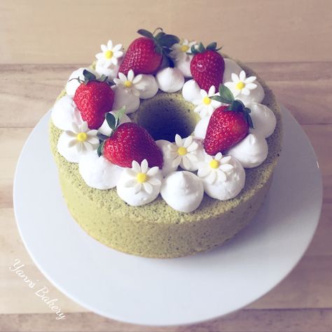 Chiffon Birthday Cake, Chiffon Cake Design, Chiffon Cake Decoration Ideas, Chiffon Cake Decoration, Hokkaido Cupcake, Pandan Chiffon Cake, Cake Varieties, Japanese Bakery, Baking Aesthetic