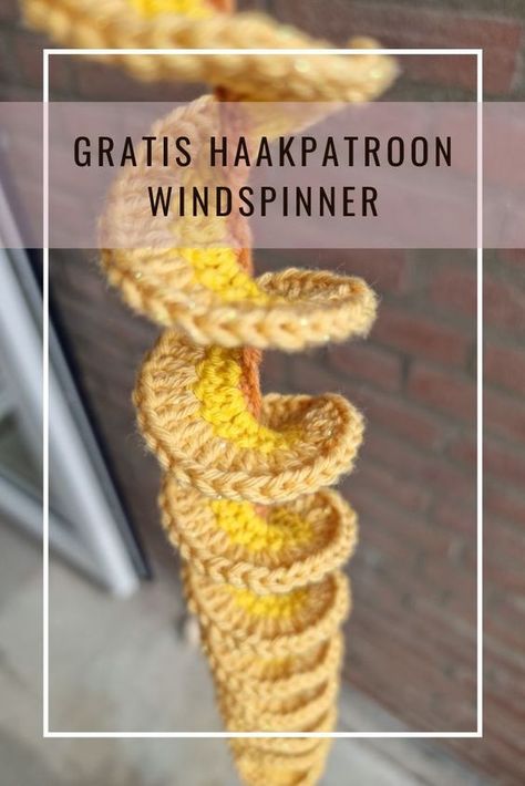 Zo midden in de zomer is het heerlijk om lekker buiten te zitten en buiten bezig te zijn. Hoe leuk is het dan ook om wat leuks voor buiten te haken. Zoals deze windspinner! Ik hoop dat dit gratis patroon je inspireert om je eigen vrolijke windspinner te maken. Love Crochet, Suncatchers, Wind Chimes, Crochet