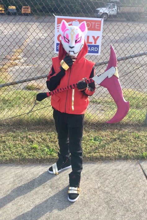 Diy Fortnite Costume... Foam rift edge pickaxe Fortnite Costume Ideas, Fortnite Costume, Fortnite Skin Halloween Costume, Fortnite Pickaxe Diy, Fortnite Costume Boys, Yoda Lightsaber, Boys Halloween Costumes Diy, Foam Costume, Minimalist Handbag