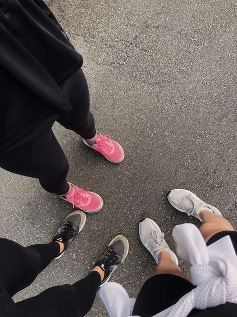 Running With Friends Aesthetic, Gym Friends Aesthetic, Morning Run Instagram Story, Morning Jogging Aesthetic, Runner Aesthetic Girl, Morning Run Aesthetic, Running Pictures, Running Friends, Morning Jog