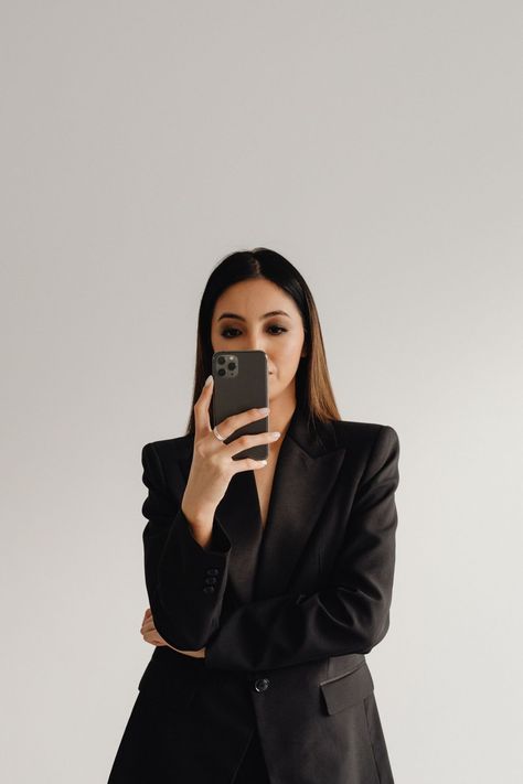 Online Coach Photoshoot, Ceo Pictures, Personal Brand Shoot, Social Media Photoshoot, Poses With Phone, Personal Photoshoot Ideas, Dark Classy Aesthetic, Female Boss Aesthetic, Photoshoot Ideas Business