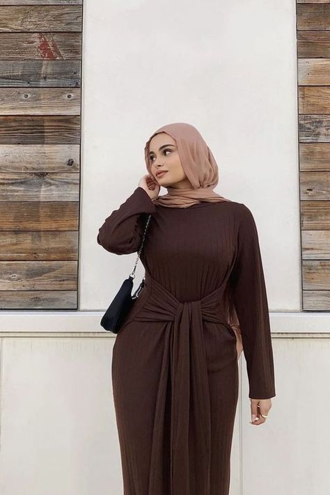 Muslim Fashion Dress Modern, Modest Outfits Muslim, Outfits Muslim, Modest Dresses Fashion, Chique Outfit, Mode Turban, Streetstyle Outfit, Stylish Fall Outfits, Hijab Outfits