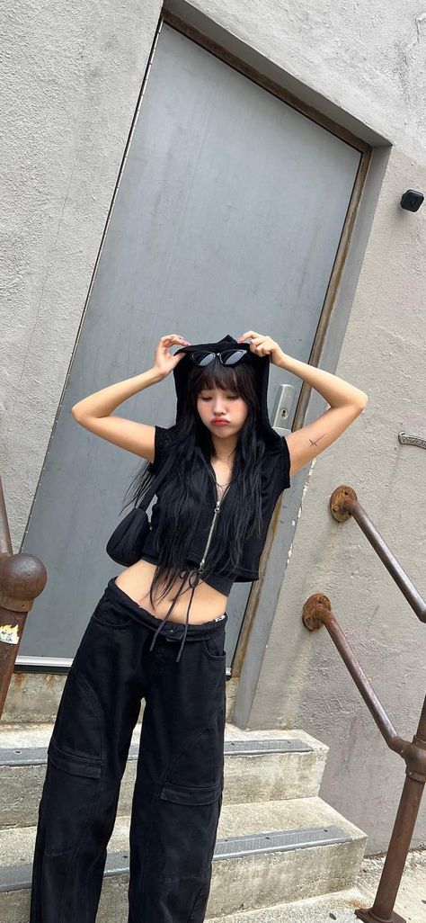 SOYEON (G)I-DLE #wallpaper Soyeon Outfits, Camaflouge Pants Outfit, G-idle Soyeon, 2000s Fashion Outfits, Friend Photoshoot, 2000s Fashion, G I Dle, Rap, Pajamas