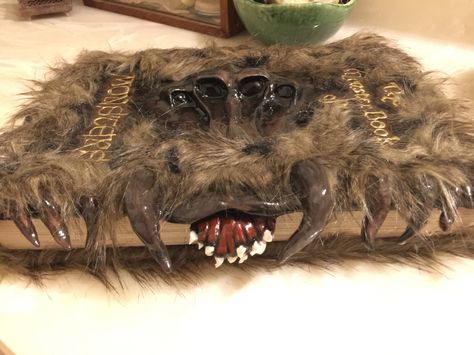 The Monster Book Of Monsters, Hogwarts School Supplies, Harry Potter Monster Book, Book Harry Potter, Book Of Monsters, Harry Potter Journal, Monster Book, Monster Book Of Monsters, Harry Potter Room