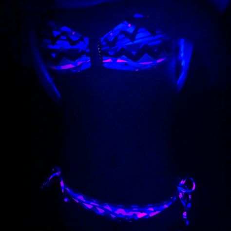 Glow in the dark bathing suit. I WANT THISSSSS! Neon Bathing Suits, 2014 Aesthetic, Baithing Suits, Genius Ideas, Sweet Summertime, Swimming Suit, Cute Bathing Suits, Summer 3, Swim Suits