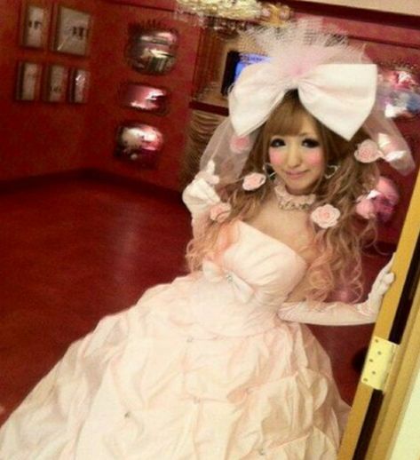 Gyaru gal wedding Gyaru Tutorial, Gyaru Wedding, Teuta Matoshi Gown, Gyaru Dress, Hime Gyaru, Fashion Japanese, Gyaru Fashion, Prom Looks, Japanese Street Fashion