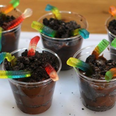 Dirt And Worms Dessert, Dirt Dessert Recipe, Dirt Cups Dessert, Dirt And Worms, Pudding Oreo, Worms In Dirt, Desert Chocolate, Dirt Dessert, Monkey Bread Recipe Easy