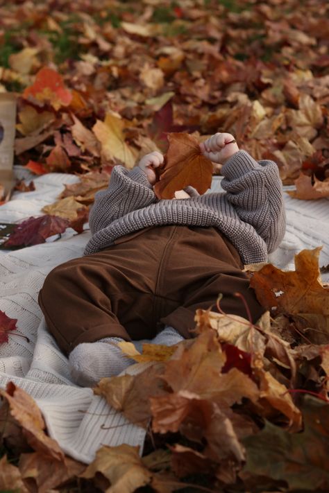 Autum Photoshoot Baby, Fall Photo Shoot Ideas For Babies, Apple Picking Photoshoot Baby, Baby Forest Photoshoot, Fall With A Baby, Baby Autumn Photoshoot, November Baby Pictures Ideas, Cute Fall Baby Pictures, Fall Picture Ideas For Babies