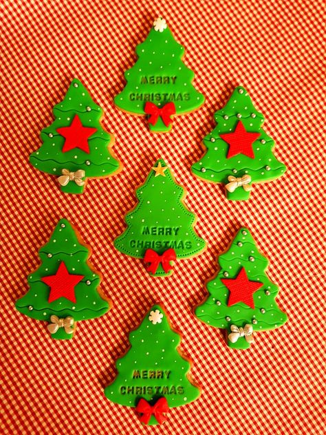 Christmas Fondant Cookies Ideas, Christmas Cookies With Fondant, Fondant Cookies Christmas, Fondant Christmas Cookies, Christmas Fondant Cookies, Xmas Food Gifts, Christmas Cookies Kids, Christmas Popcorn, Wilton Candy Melts